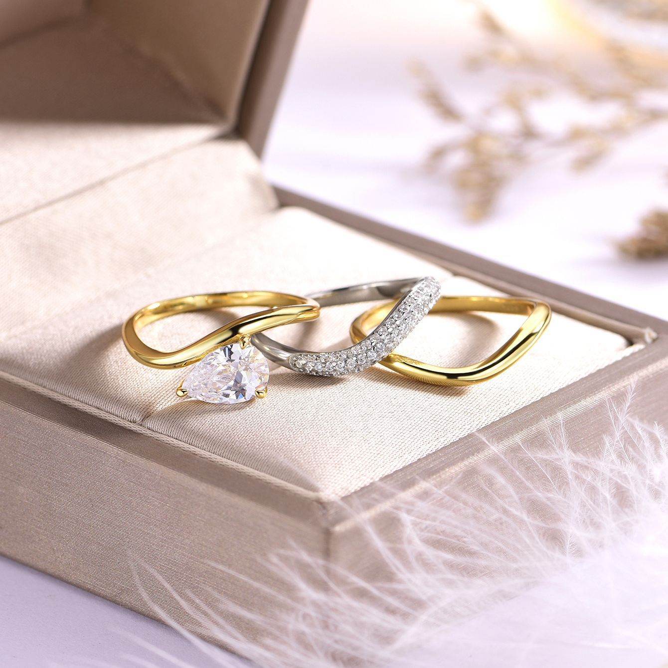 S925 Silver Three-Piece Set Moissanite Ring 1.5ct Pear-Cut Center Stone Exquisite for Stacking - MOWTE