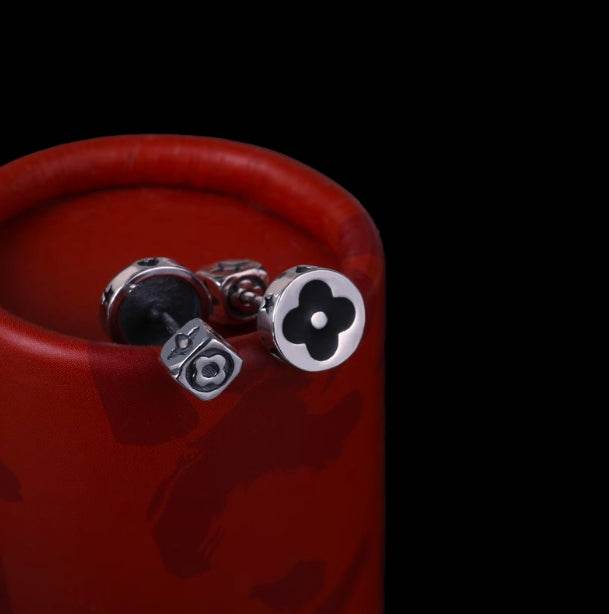 Retro distressed screw ear bone nails black studs - MOWTE