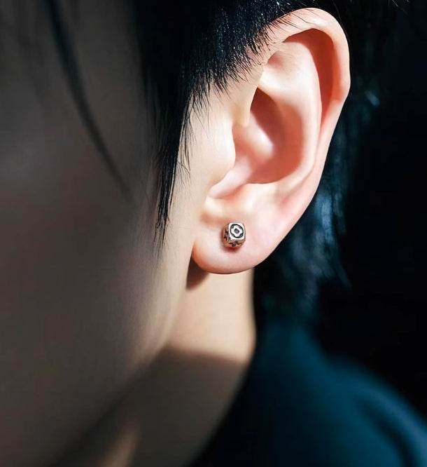 Retro distressed screw ear bone nails black studs - MOWTE